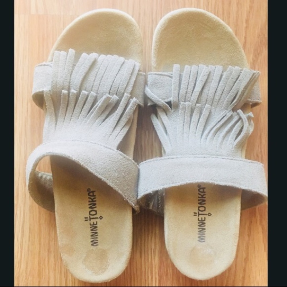 NWOT Minnetonka Suede Fringe Sandals